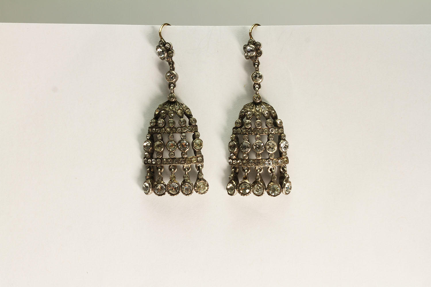 GOLD AND SILVER WHITE PASTE CHANDELIER DROP EARRINGS, 3.3X2.2CMS,on gold wires.