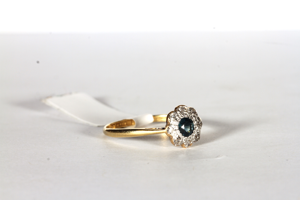 Vintage Sapphire and Diamond Cluster ring, dainty 3,1mm blue sapphire with transitional cut - Image 2 of 3