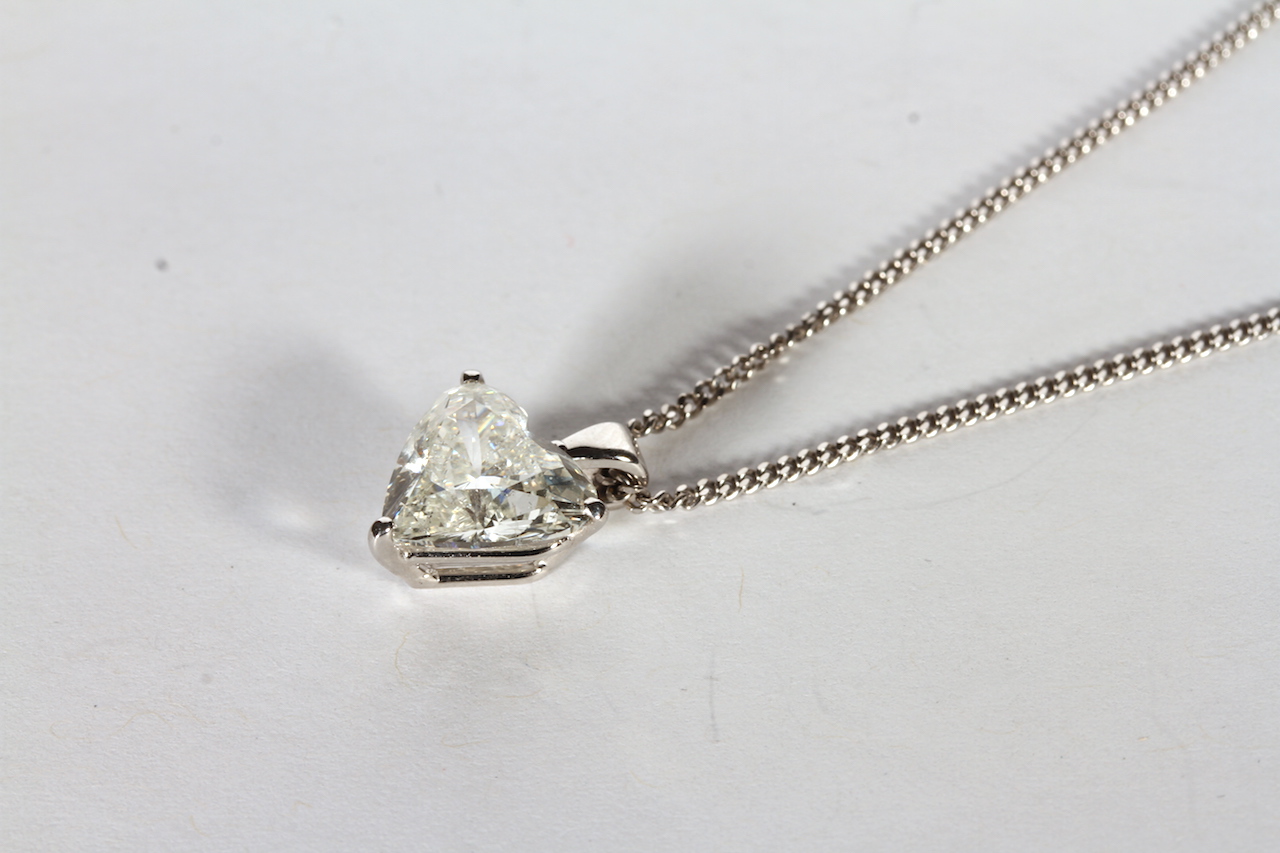 18CT WHITE GOLD DIAMOND HEART PENDANT,ESTIMATED AS 3.07CT TOTAL,colour J, clarity SI2, - Image 3 of 8