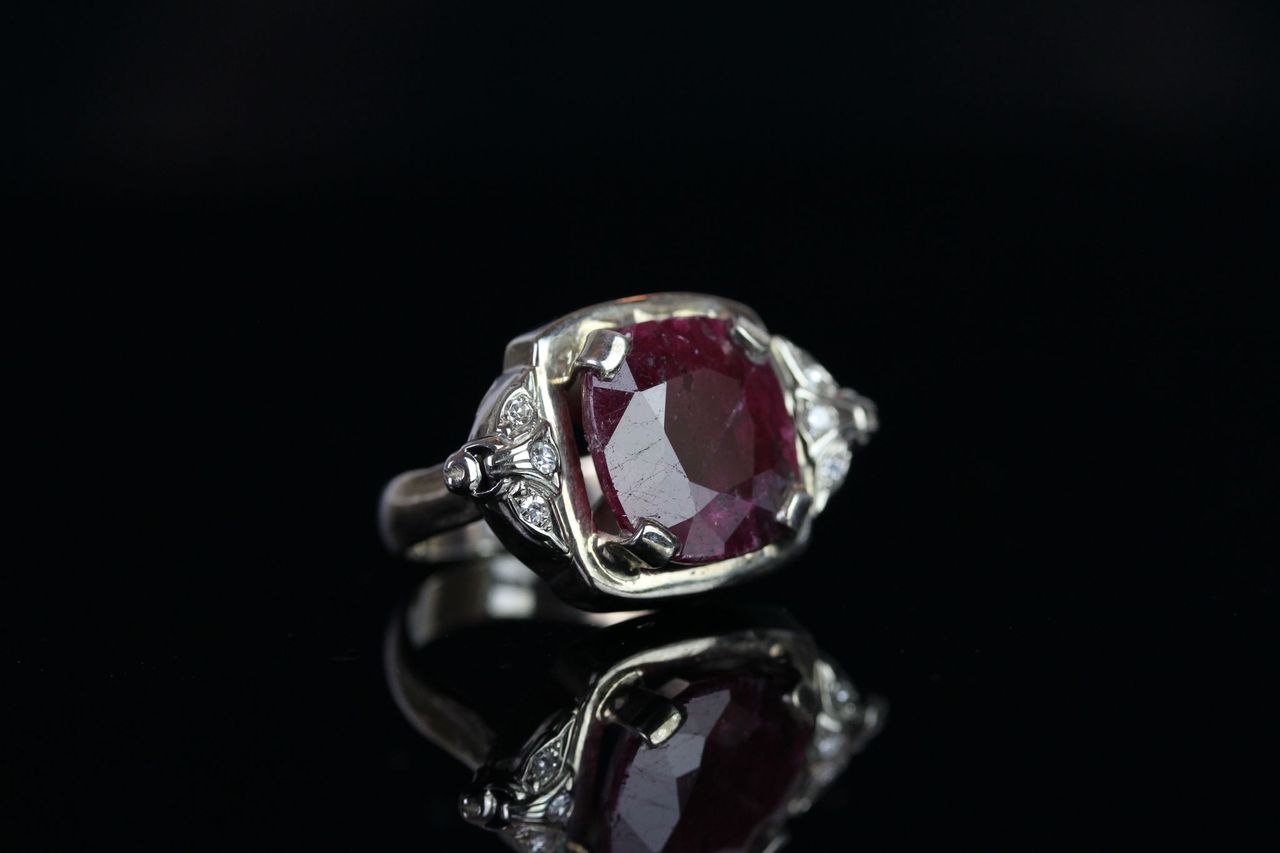 Natural Ruby and Diamond Ring, set with 1 cushion cut ruby approximately 11.04ct - Image 2 of 4