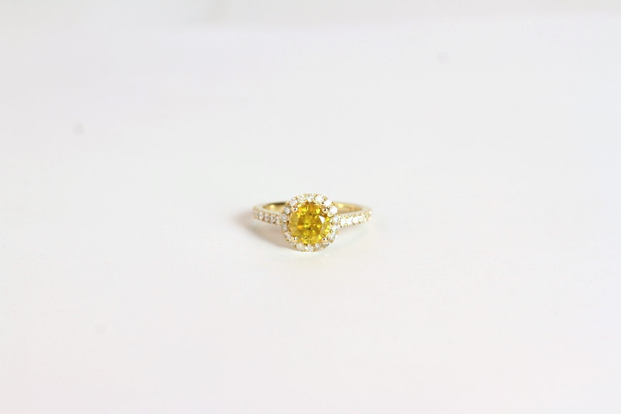 Yellow and White Diamond ring, set with 1 round brilliant cut natural yellow diamond approximately