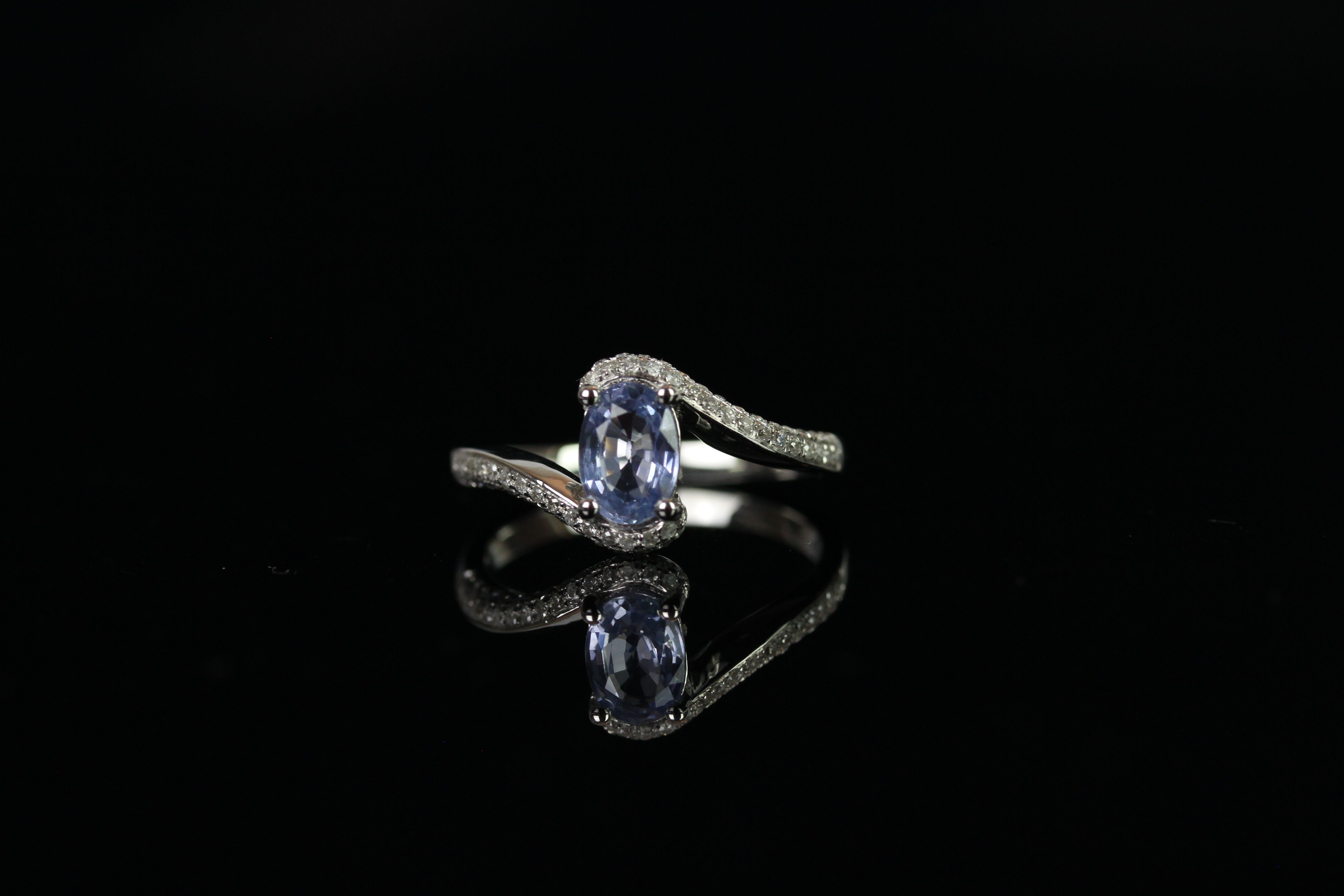 Sapphire and Diamond twist ring, set with 1 oval cut natural sapphire approximately 0.82ct