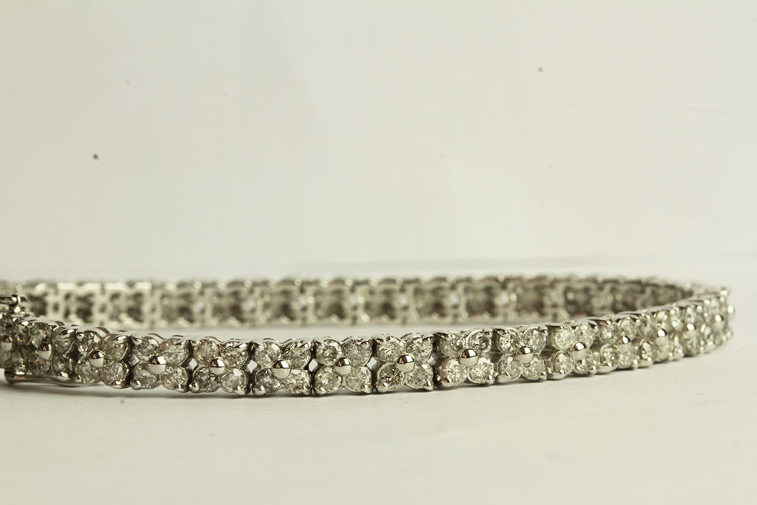 Diamond Clover Bracelet, set with 148 round brilliant diamonds