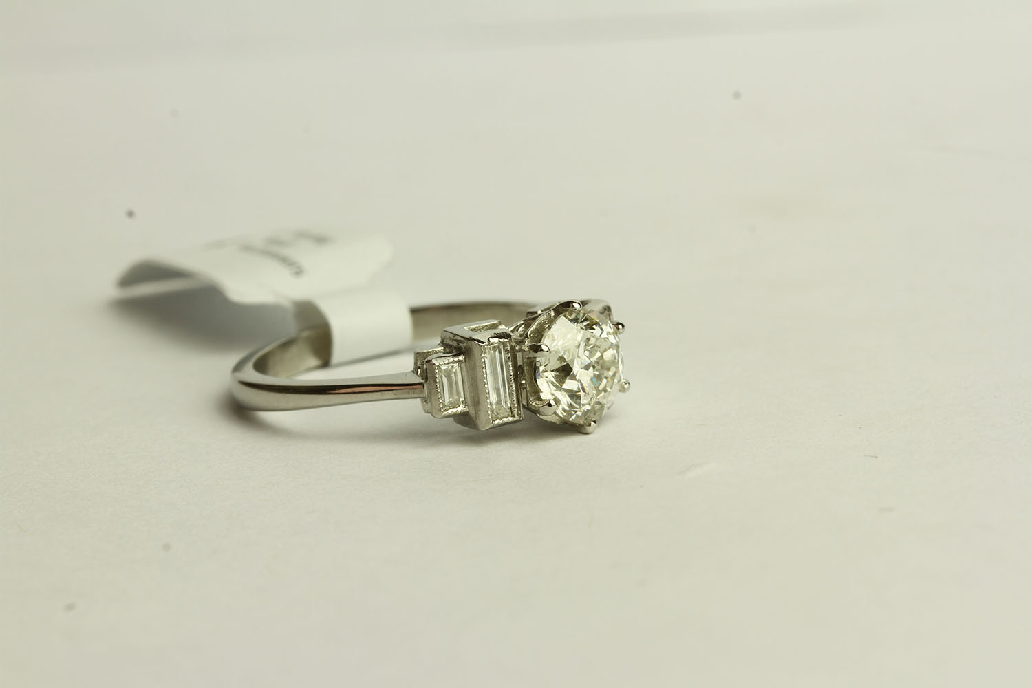 Art Deco Style Diamond Ring, set with 1 old cut diamond approximately 1.02ct, claw set, baguette cut - Image 2 of 3