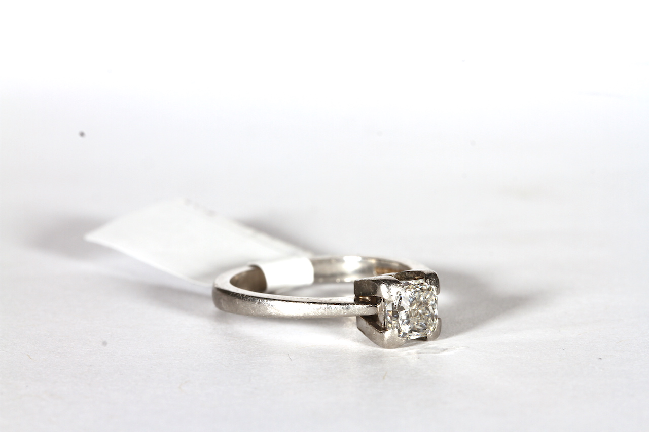 PLATINUM SINGLE STONE PRINCESS CUT DIAMOND RING ESTIMATED AS 0.84CT TOTAL, WITH GIA CERTIFICATE - Image 2 of 3