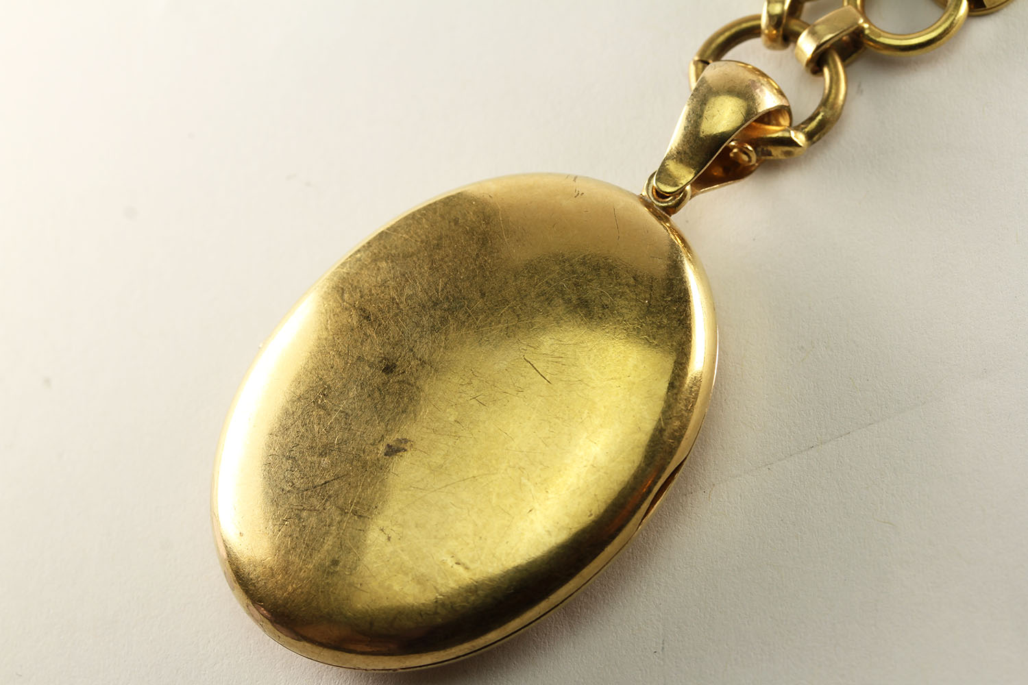 Victorian Gold Locket and Chain, 45x35mm oval locket, floral engraved detail, fancy link period - Image 3 of 4