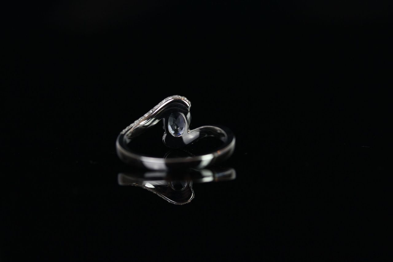 Sapphire and Diamond twist ring, set with 1 oval cut natural sapphire approximately 0.82ct - Image 4 of 5