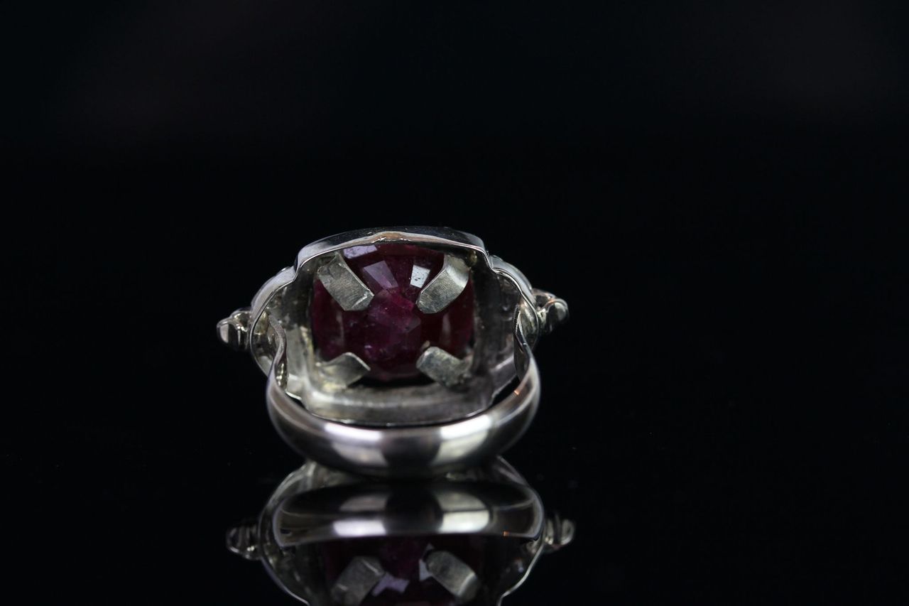 Natural Ruby and Diamond Ring, set with 1 cushion cut ruby approximately 11.04ct - Image 3 of 4