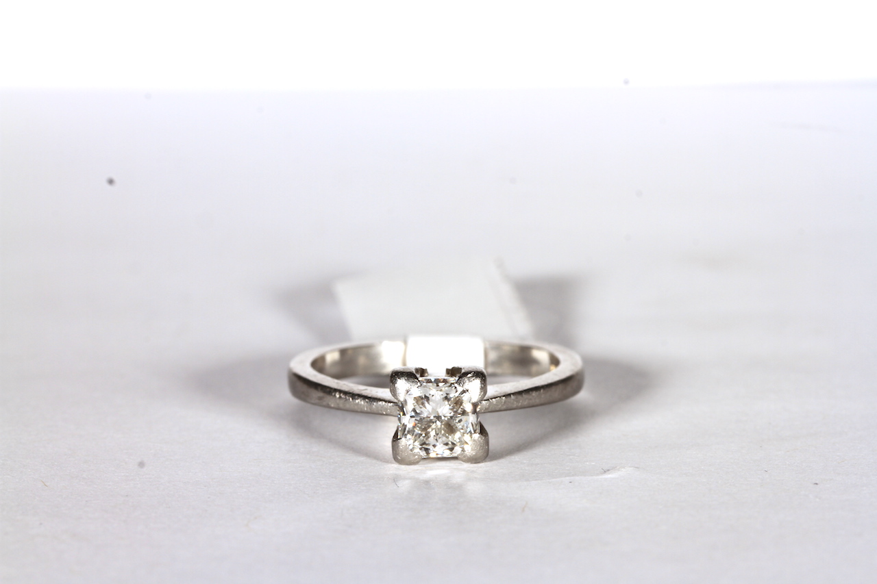 PLATINUM SINGLE STONE PRINCESS CUT DIAMOND RING ESTIMATED AS 0.84CT TOTAL, WITH GIA CERTIFICATE