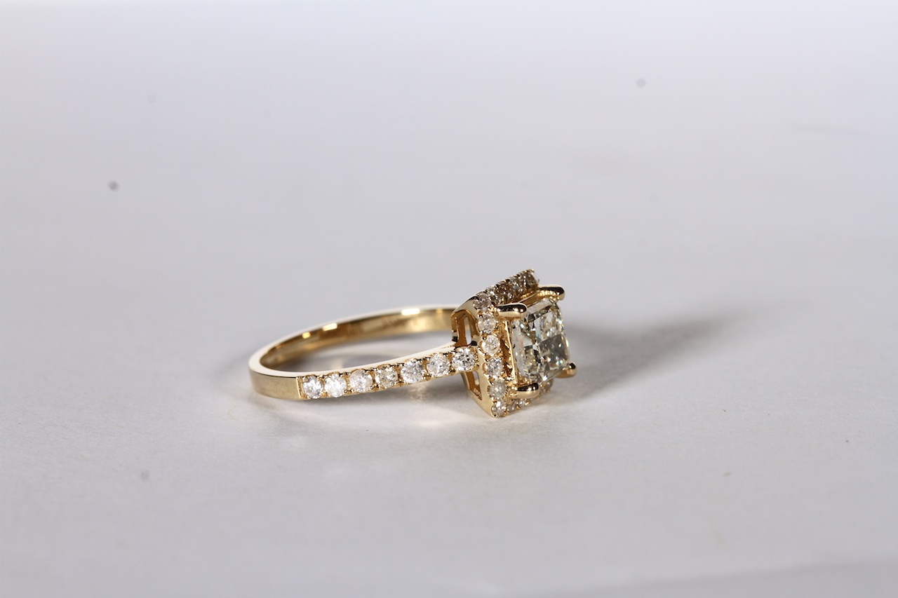 Princess cut diamond cluster ring, set with 1 princess cut diamond totalling approximately 1.01ct, - Image 2 of 4