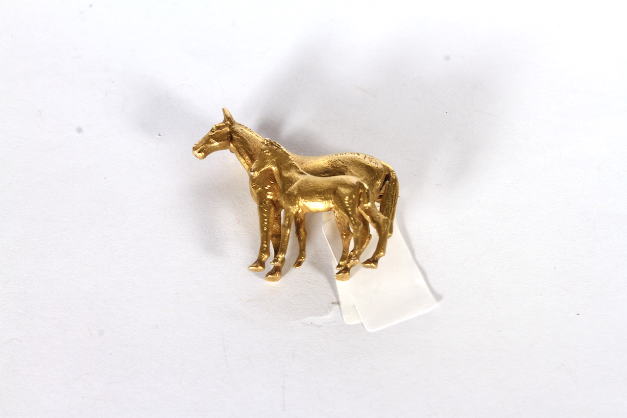 Vintage equine brooch, a well modelled horse with foal as a brooch, hallmarked 9ct Birmingham