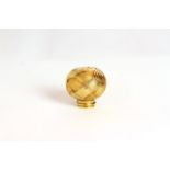 18ct Antique French Cane Handle, 27mm diameter, Chinese knot deign, engraved, French marks, 9.3g
