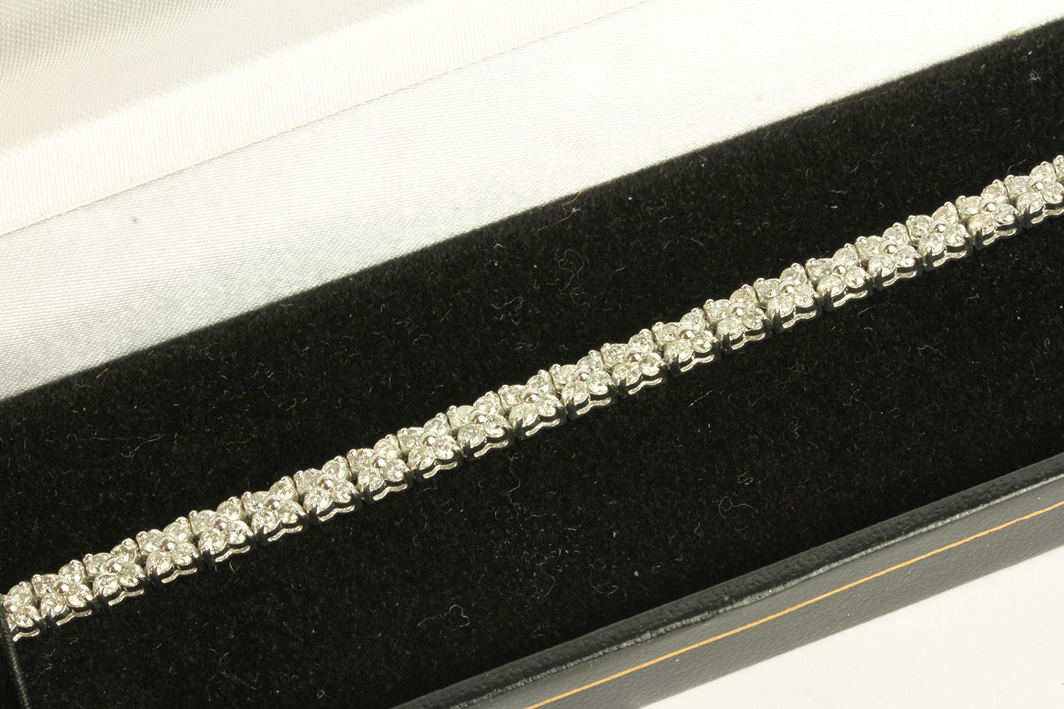Diamond Clover Bracelet, set with 148 round brilliant diamonds - Image 3 of 3