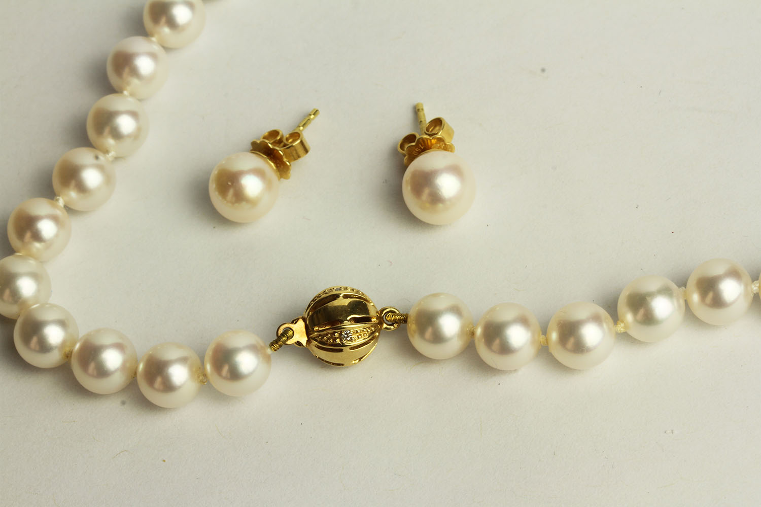 18CT STUD EARRING AND AKOYA PEARL NECKLACE SET, ball clasp set with 4x 0.01ct brilliant cut diamonds - Image 2 of 3