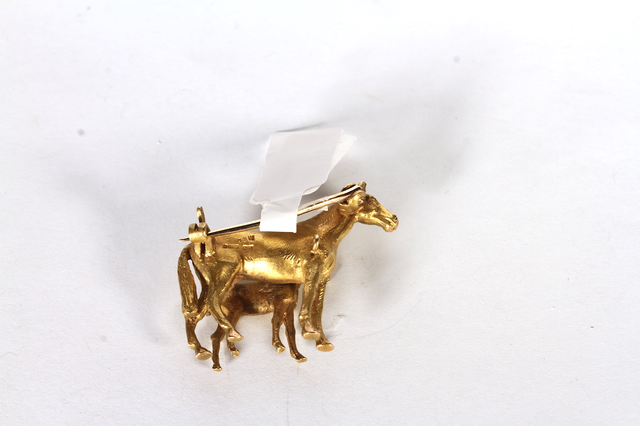 Vintage equine brooch, a well modelled horse with foal as a brooch, hallmarked 9ct Birmingham - Image 2 of 2