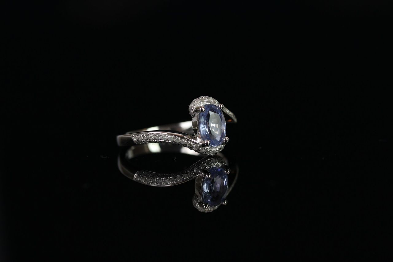 Sapphire and Diamond twist ring, set with 1 oval cut natural sapphire approximately 0.82ct - Image 3 of 5
