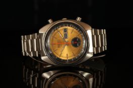 GENTLEMENS SEIKO AUTOMATIC CHRONOGRAPH WRISTWATCH, circular gold dial with a silver hour markers and