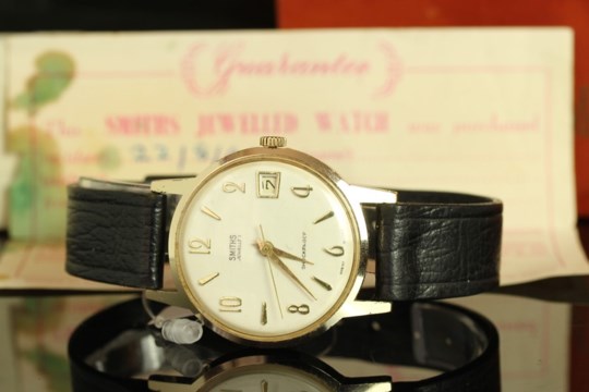 GENTLEMENS SMITHS DATE WRISTWATCH BOX & PAPERS, circular off white textures cross hatched dial