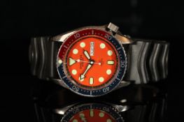 GENTLEMENS TITUS DIVERS WRISTWATCH, circular orange dial dot hour markers, date window at 3,