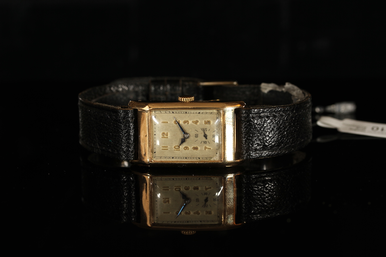 GENTLEMENS CYMA 9CT GOLD WRISTWATCH, rectangular off white dial with gold Arabic numerals and gun