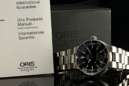 GENTLEMENS ORIS AUTOMATIC DATE WRISTWATCH W/ BOX & PAPERS REF. 7533, circular black dial with bullet