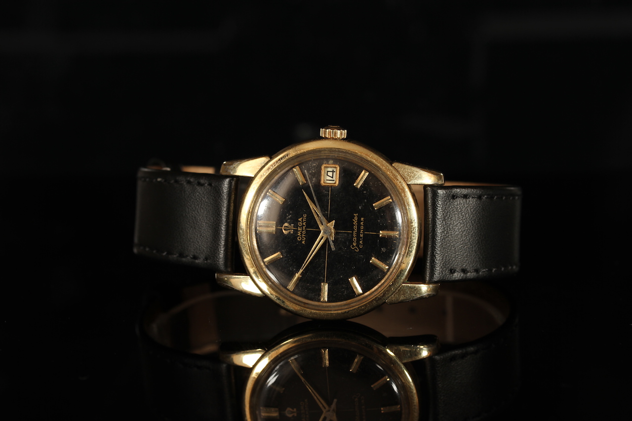 GENTLEMENS OMEGA SEAMASTER CALENDAR AUTOMATIC WRISTWATCH REF. 2849, circular black dial with gilt