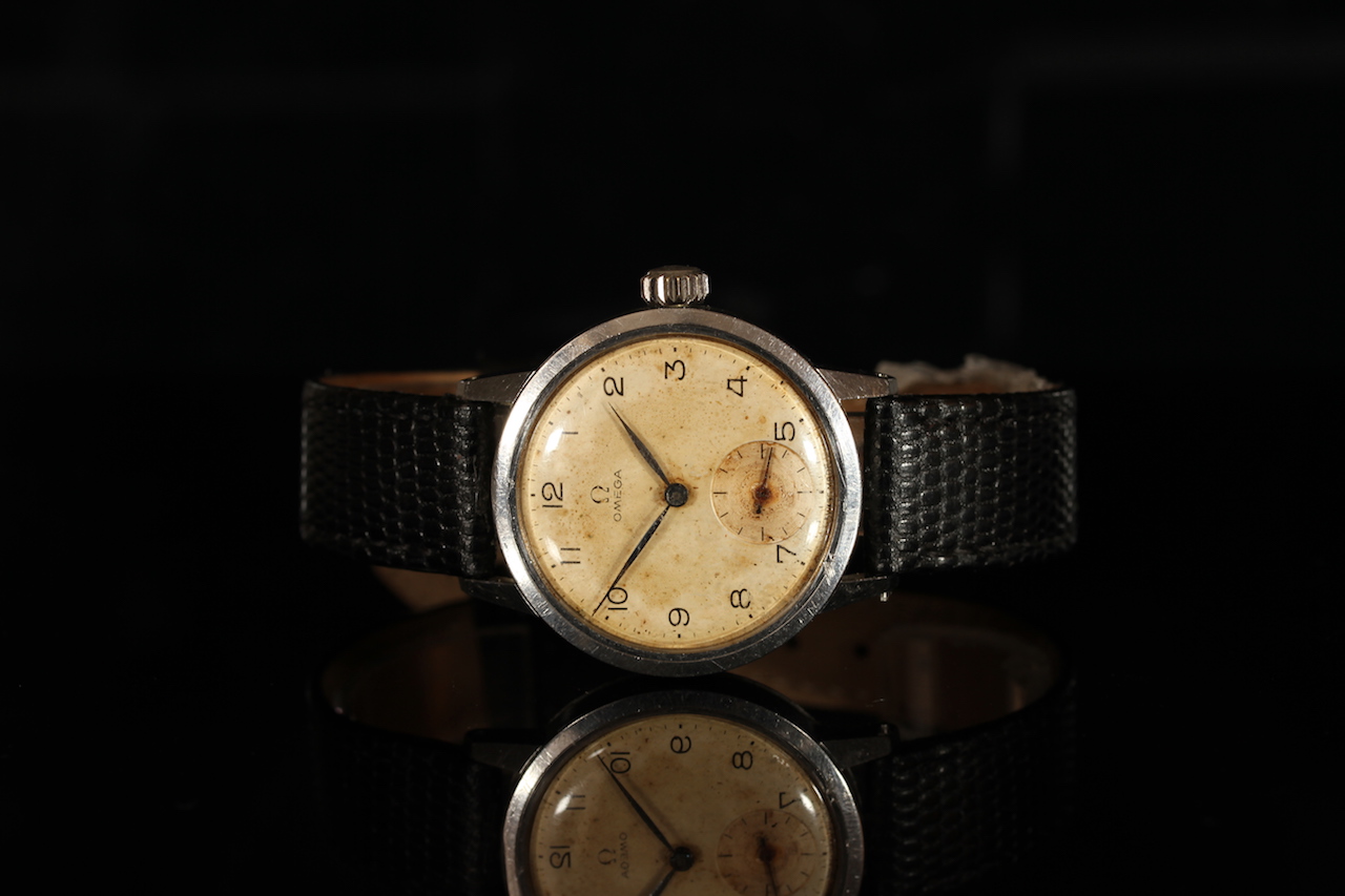 GENTLEMENS OMEGA WRISTWATCH CIRCA 1941, circular patina dial with black Arabic numerals and a