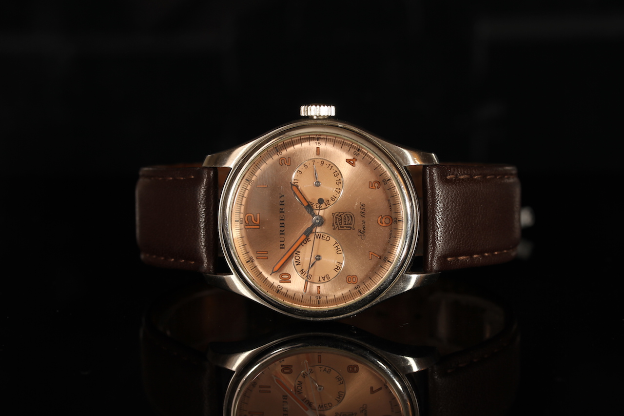 *** TO BE SOLD WITHOUT RESERVE*** GENTLEMEN'S BURBERRY CALENDAR WRISTWATCH, circular salmon pink