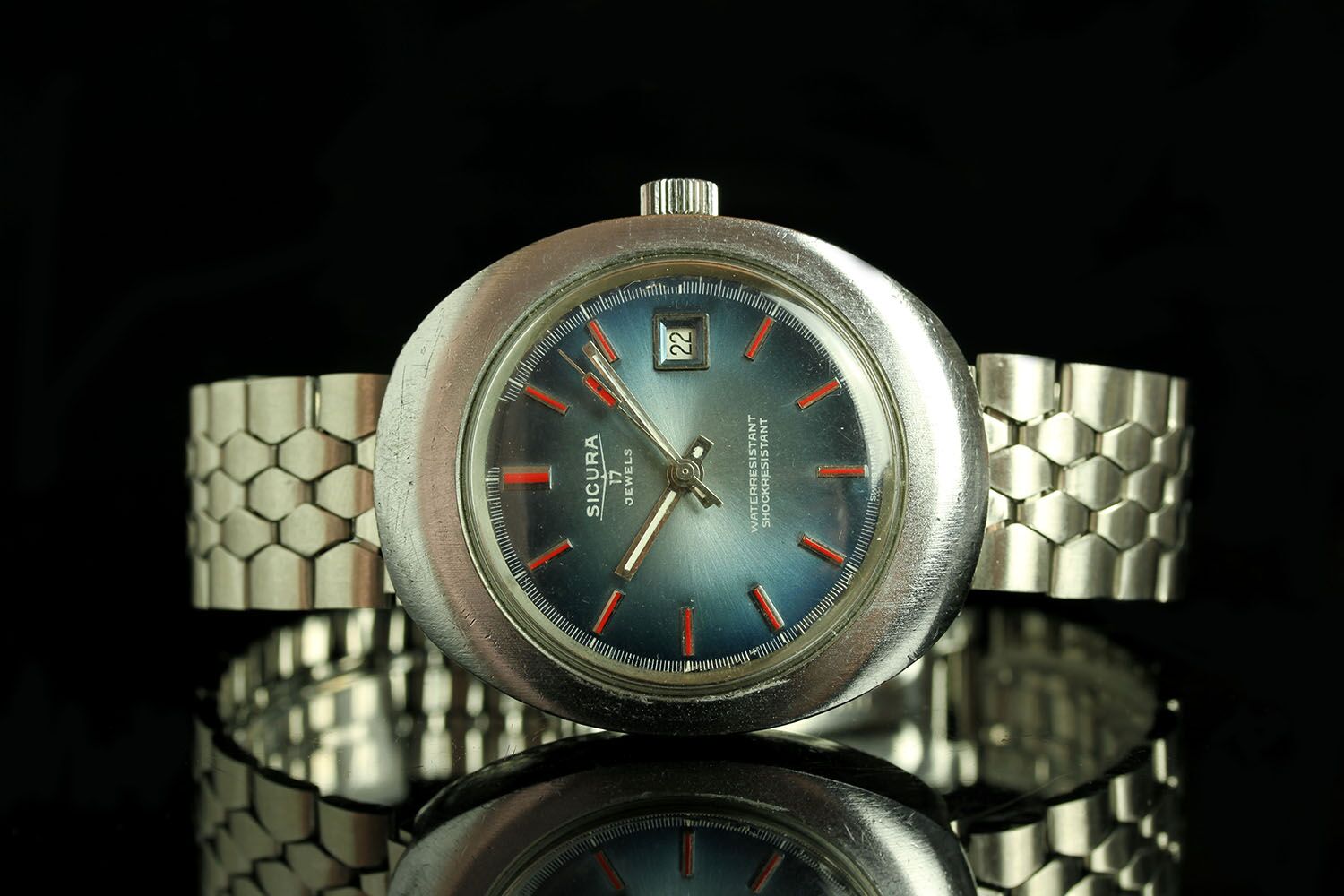 GENTLEMANS SICURA ,round, two tone blue dial with illuminated hands,red baton markers, 43x38mm steel