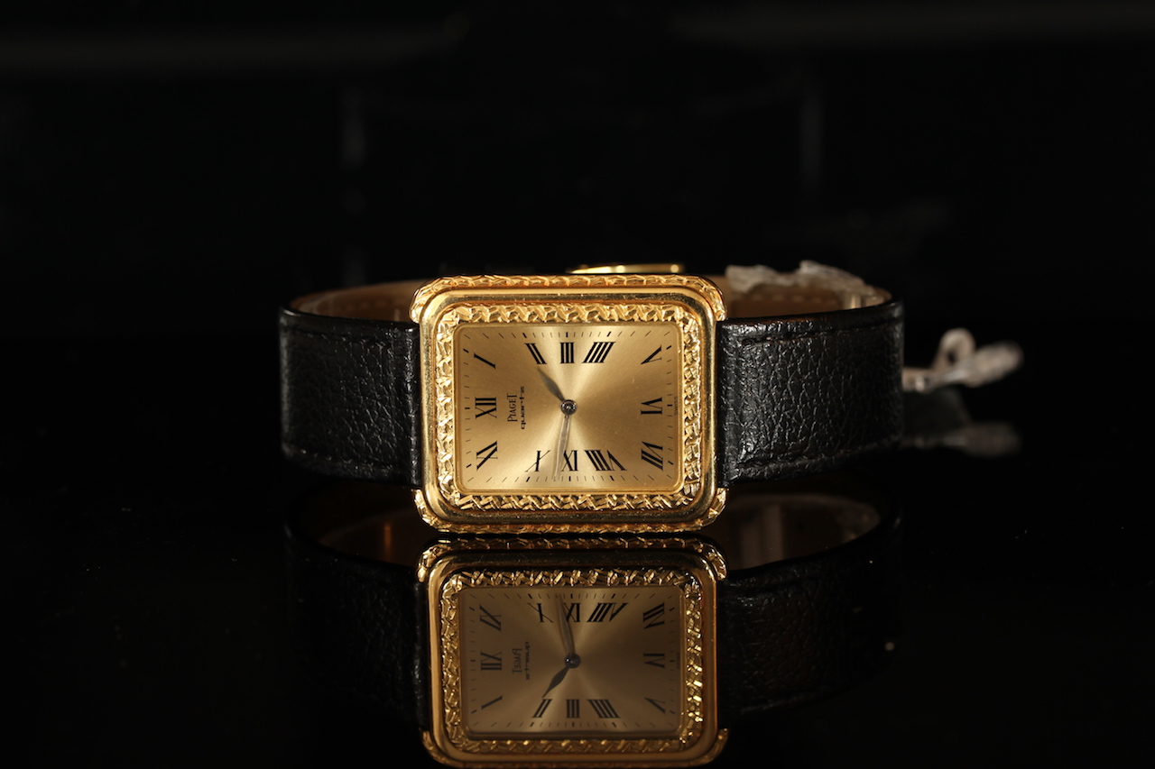 GENTLEMEN'S PIAGET 18CT GOLD QUARTZ WRISTWATCH W/ BOX REF. 74121, rectangular gold dial with with