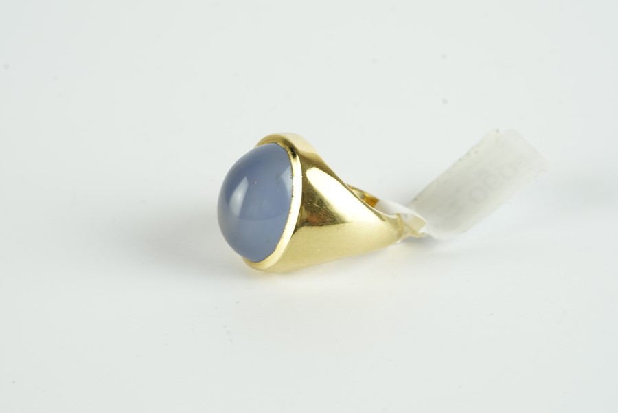 18CT CABOCHON CUT CHALCEDONY SIGNET RING, stone estimated as 15.2 x 10.4 mm, total weight 16.7 gms , - Image 2 of 2