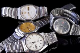 GROUP OF 4 SEIKO 5 WRISTWATCHES, all with day date apertures, one with a white waffle dial, 36-