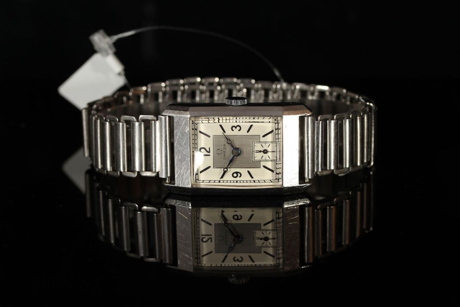 GENTLEMENS VINTAGE OMEGA WRISTWATCH CIRCA 1940s, rectangular silver dial with hour markers and