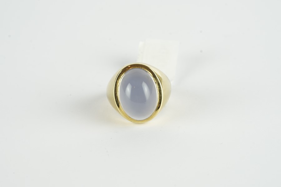 18CT CABOCHON CUT CHALCEDONY SIGNET RING, stone estimated as 15.2 x 10.4 mm, total weight 16.7 gms ,