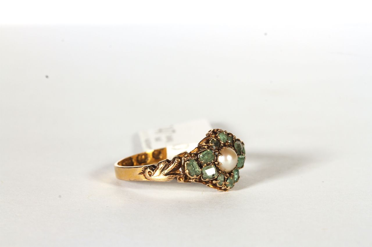 Emerald and Pearl Ring, set with 12 emeralds and 1 central pearl, stamped 15ct yellow gold, finger - Image 2 of 3