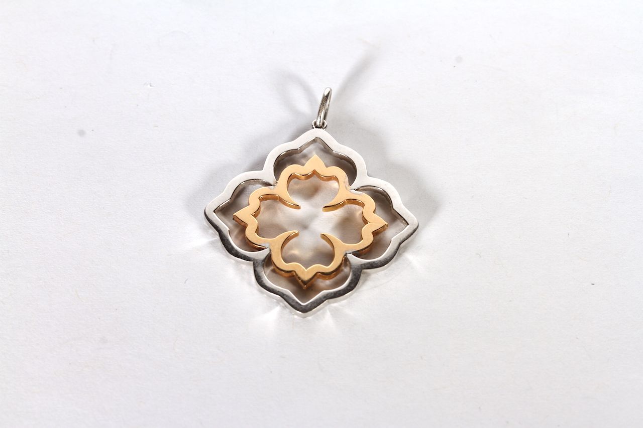 8CT WHITE GOLD AND ROSE GOLD FLOWER PENDANT, SET WITH AN ESTIMATED 0.75CT OF DIAMONDS, dimensions - Image 2 of 2