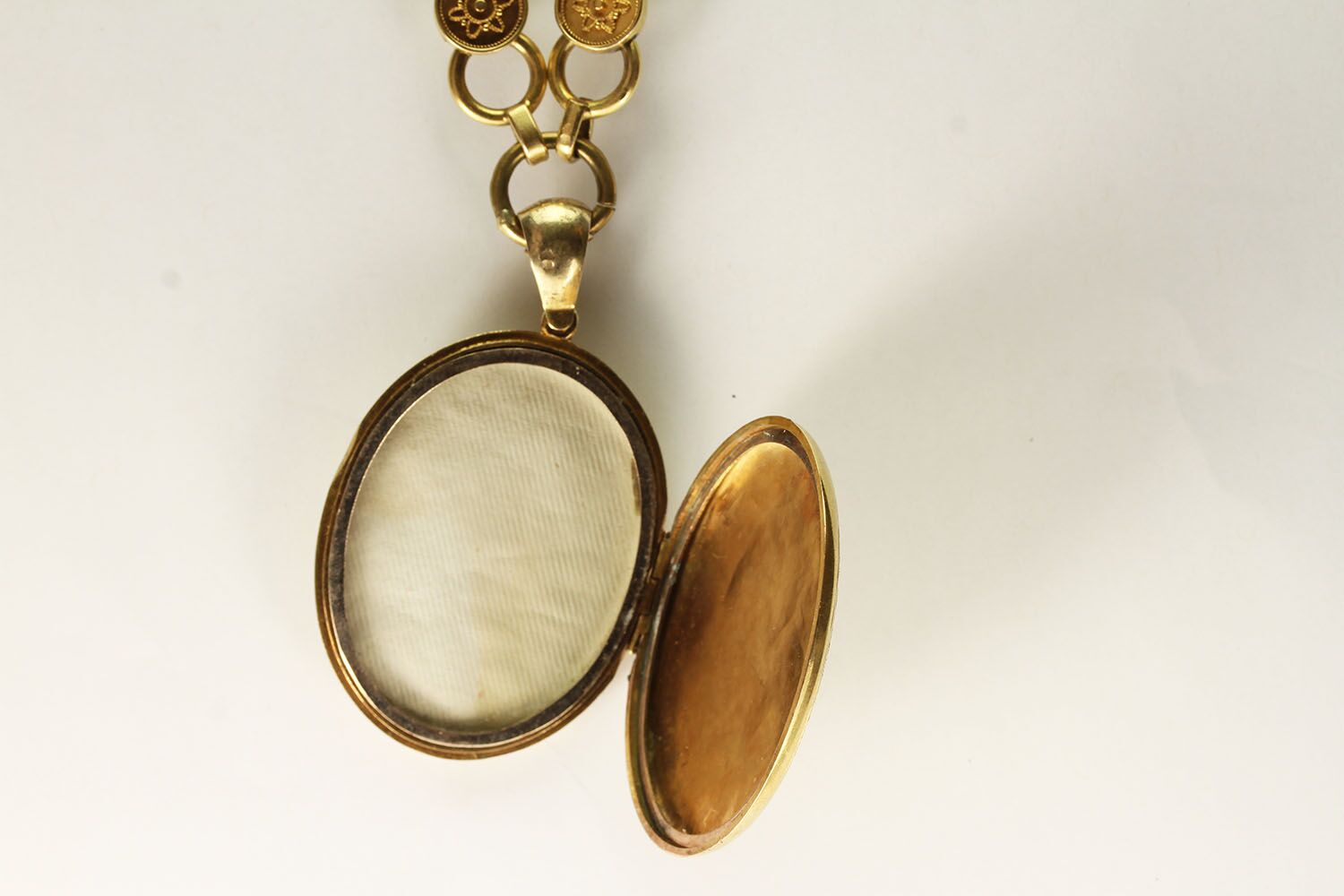 Victorian Gold Locket and Chain, 45x35mm oval locket, floral engraved detail, fancy link period - Image 2 of 4