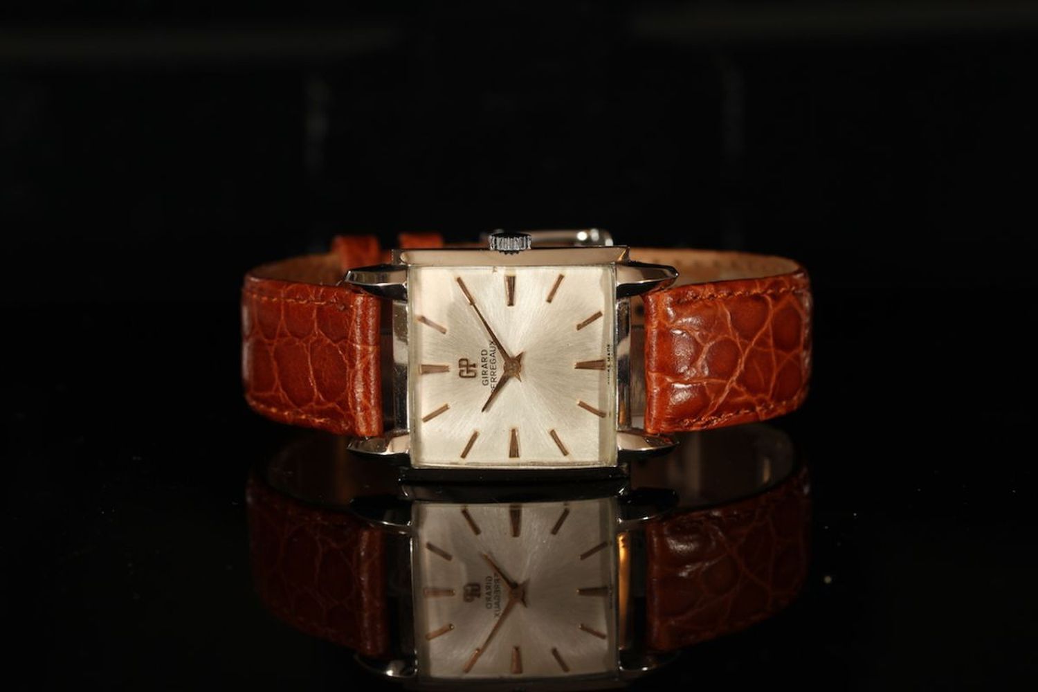 GENTLEMENS GIRARD PERREGAUX WRISTWATCH, square silver dial with bronze applied hour markers and