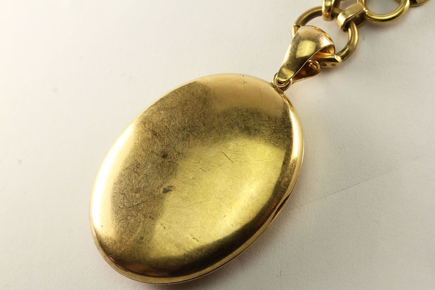 Victorian Gold Locket and Chain, 45x35mm oval locket, floral engraved detail, fancy link period - Image 3 of 4