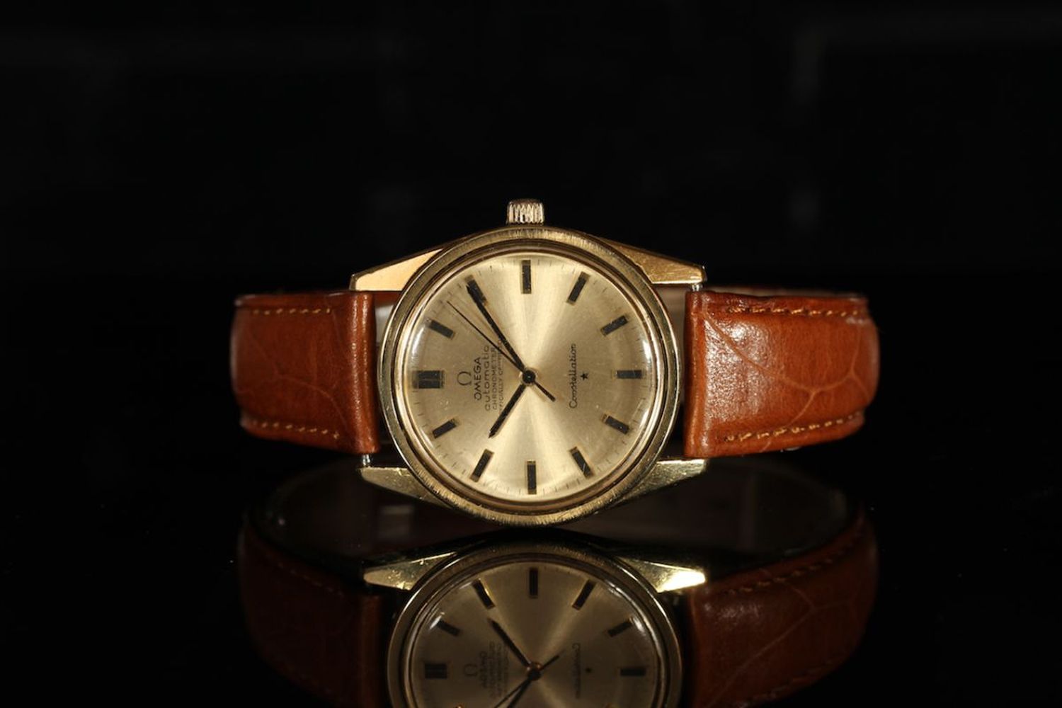 GENTLEMENS OMEGA CONSTELLATION AUTOMATIC WRISTWATCH REF. 167.021, circular gold brushed dial with