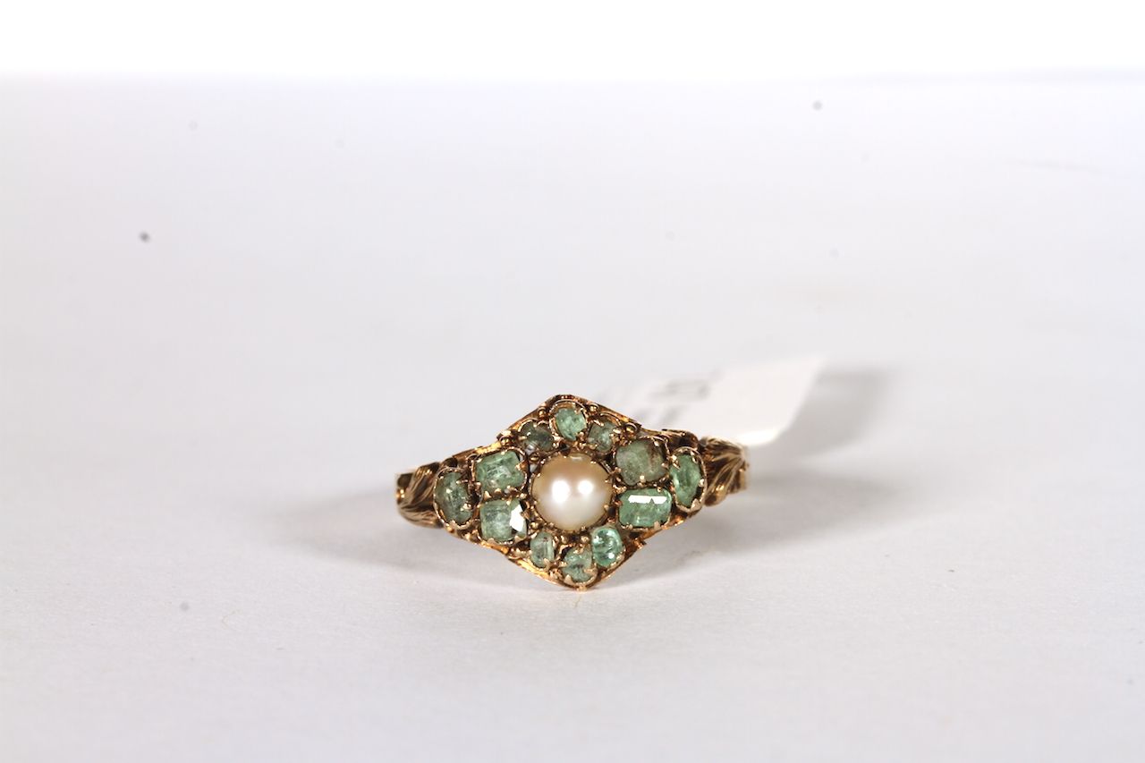 Emerald and Pearl Ring, set with 12 emeralds and 1 central pearl, stamped 15ct yellow gold, finger