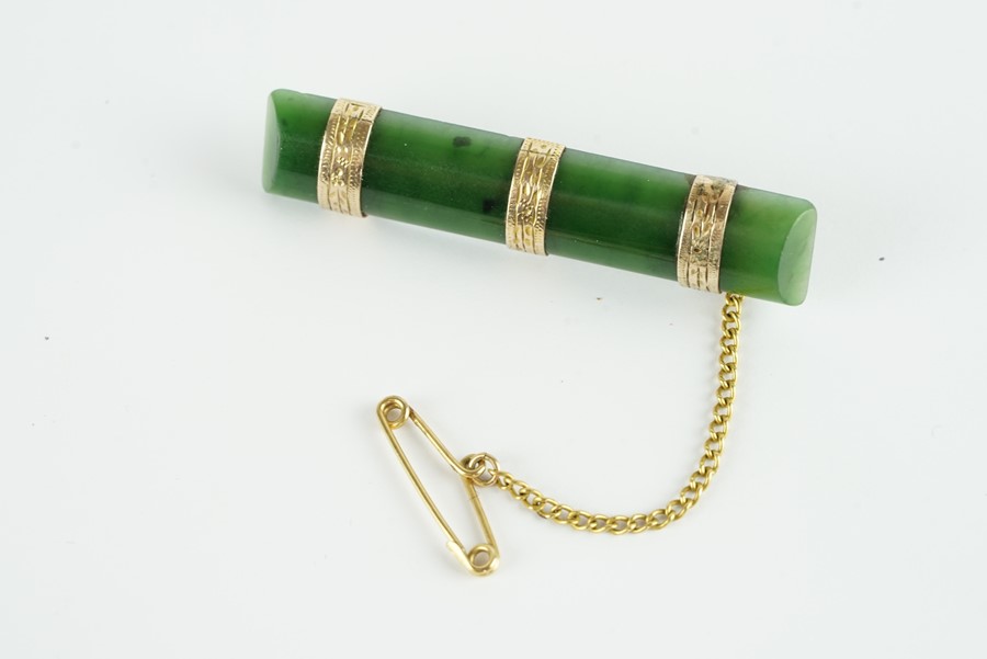 9CT VINTAGE DARK GREEN JADE BROOCH, estimated 48x8mm dimensions, with safety chain and safety pin on