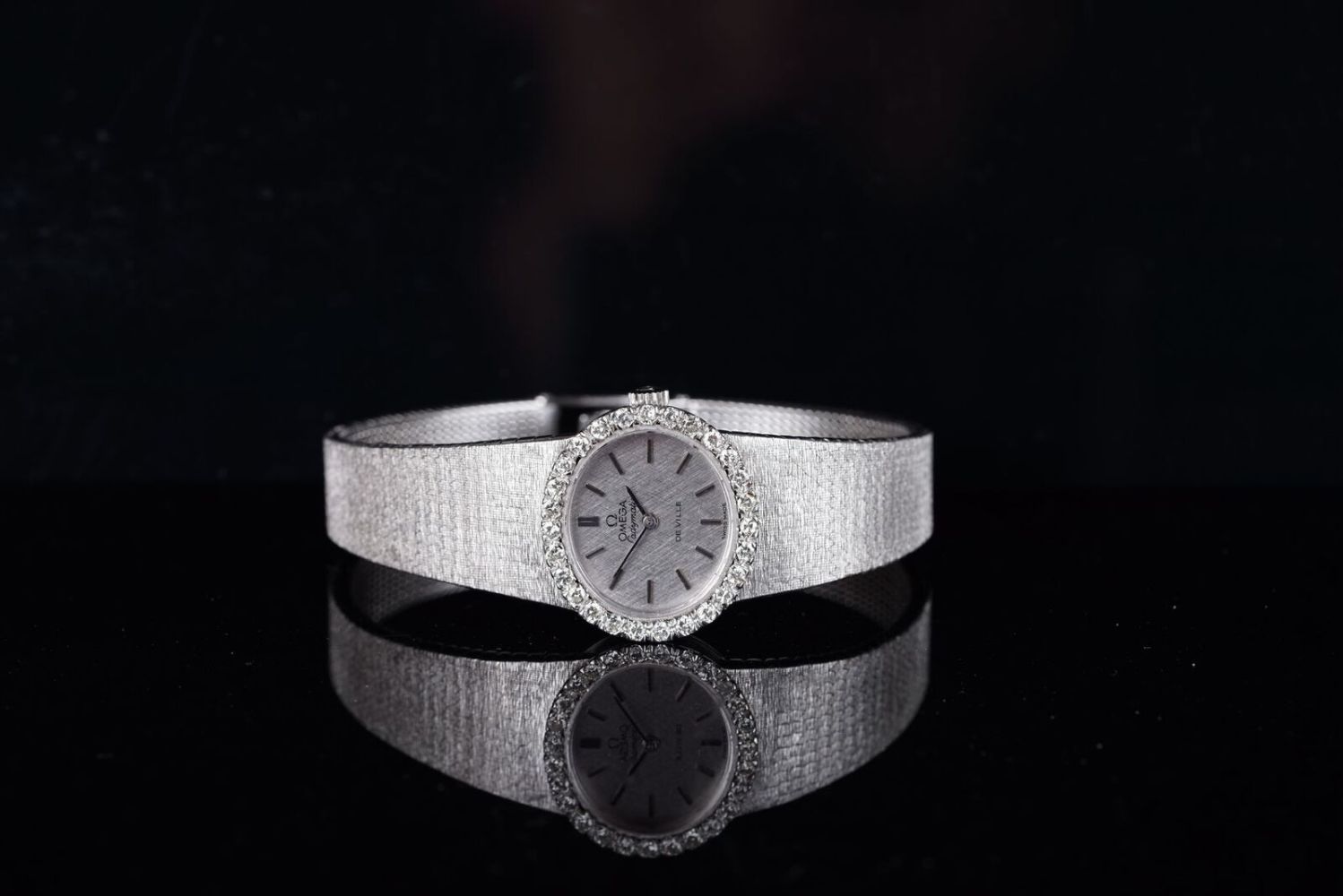 LADIES OMEGA LADYMATIC DE VILLE AUTOMATIC 18CT WHITE GOLD DIAMOND SET WRISTWATCH REF. 9315, oval