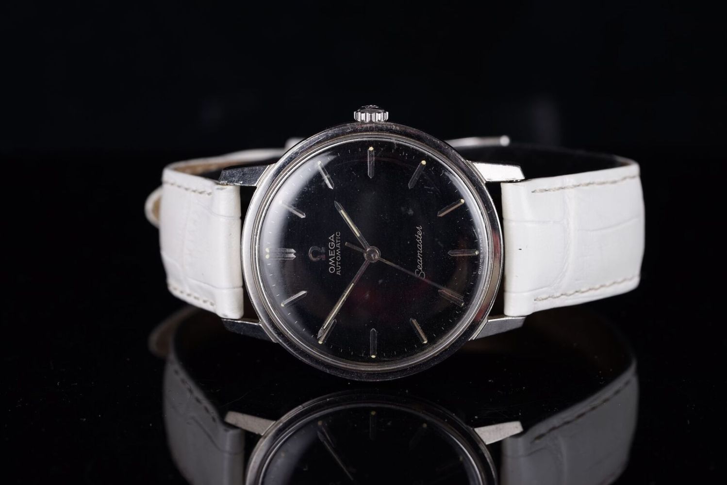 GENTLEMENS OMEGA AUTOMATIC SEAMASTER WRISTWATCH REF. 165.002, circular black gloss dial with