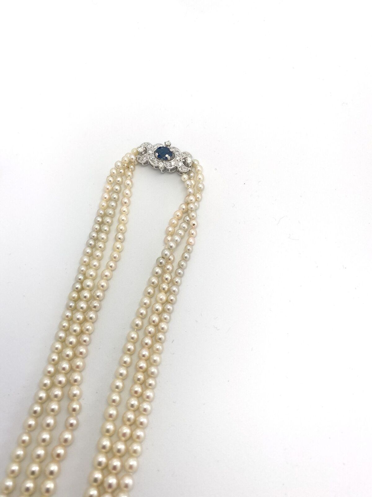 Triple Row Pearl Necklace with Sapphire and Diamond Clasp, three graduating rows of high quality - Image 4 of 4