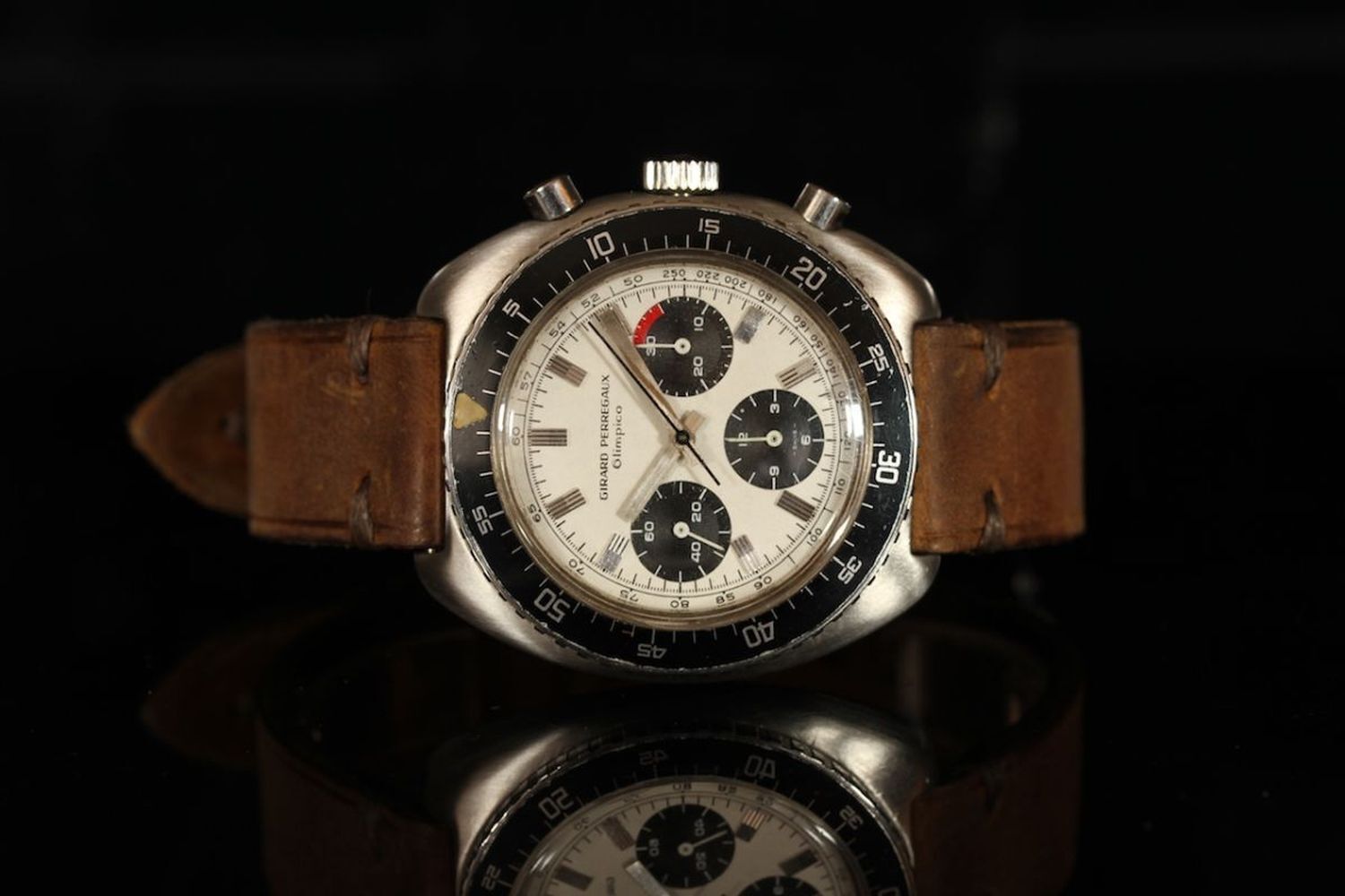 GENTLEMENS GIRARD PERREGAUX OLIMPICO CHRONOGRAPH WRISTWATCH, circular off white triple register dial