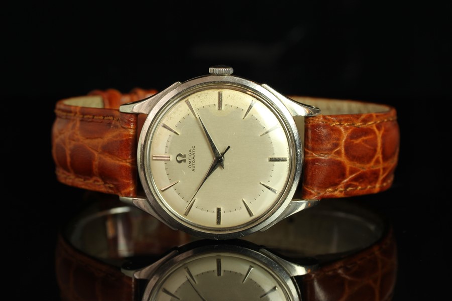 GENTLEMENS OMEGA AUTOMATIC 'BUMPER' WRISTWATCH CIRCA 1948, circular two tone dial with silver hour