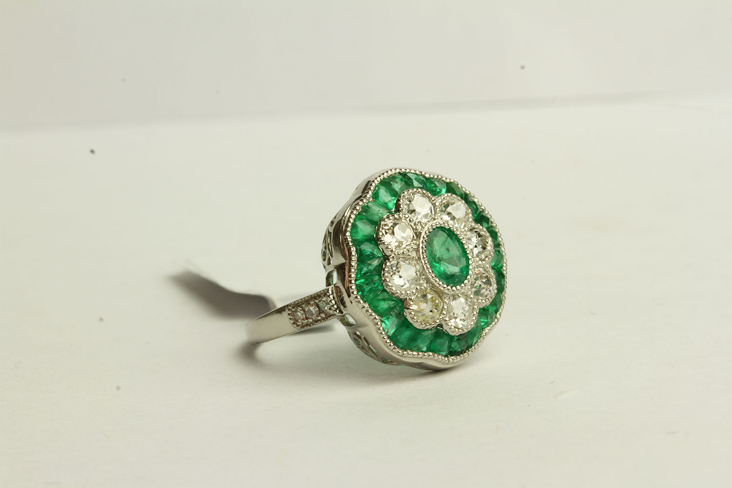 Emerald and Diamond Daisy Style Ring, set with emeralds totalling approximately 1.45ct - Image 2 of 3