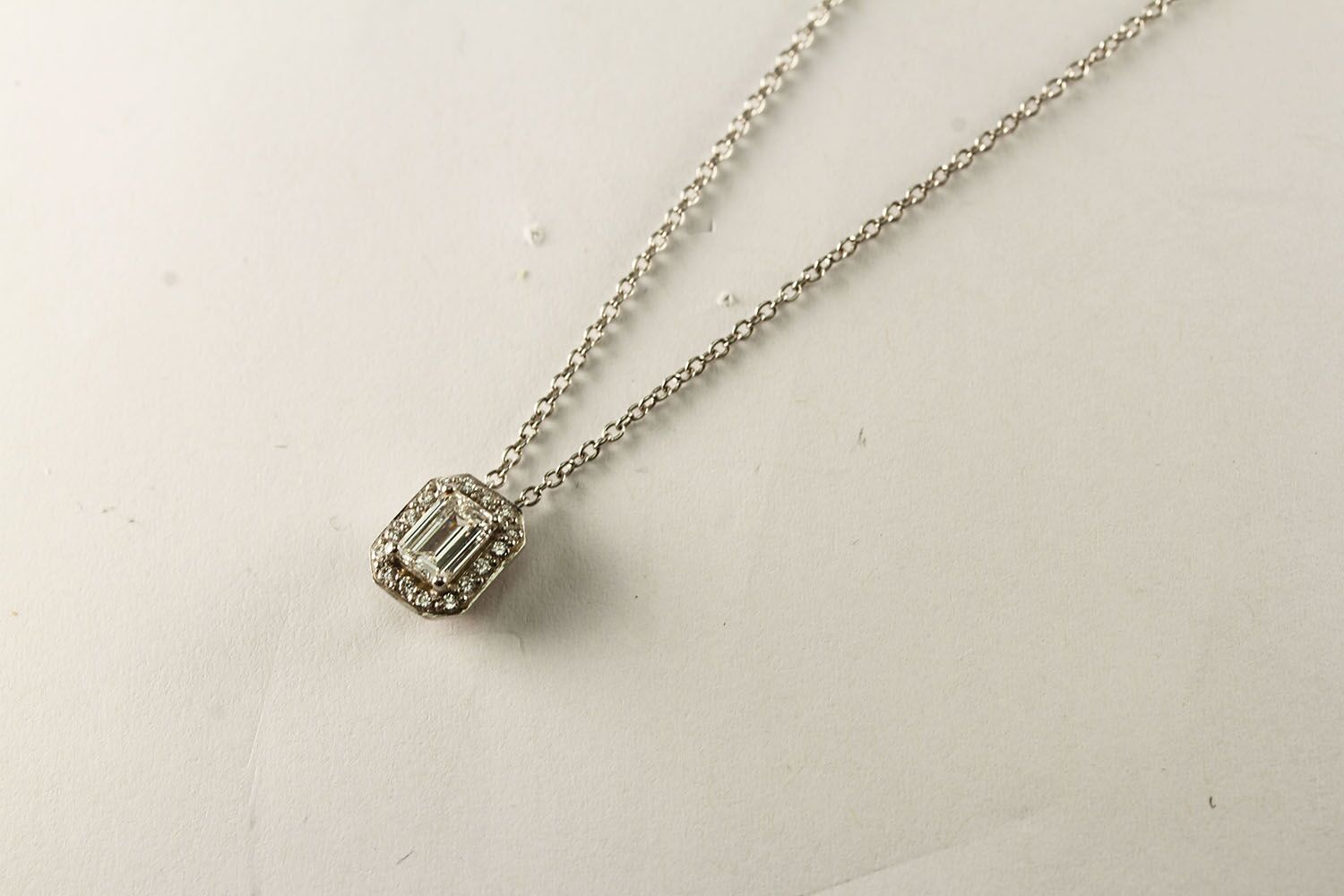 18CT WHITE GOLD EMERALD CUT DIAMOND NECKLACE ESTIMATED AS 0.51CT CENTRE STONE, estimated colour G, - Image 3 of 4