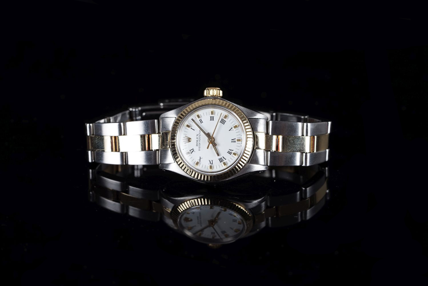 LADIES ROLEX OYSTER PERPETUAL WRISTWATCH REF. 6804 CIRCA 1967, circular white dial with black